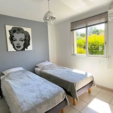 Laurel, 4 Personnes, Piscine, A 2 Min En Voiture アパート