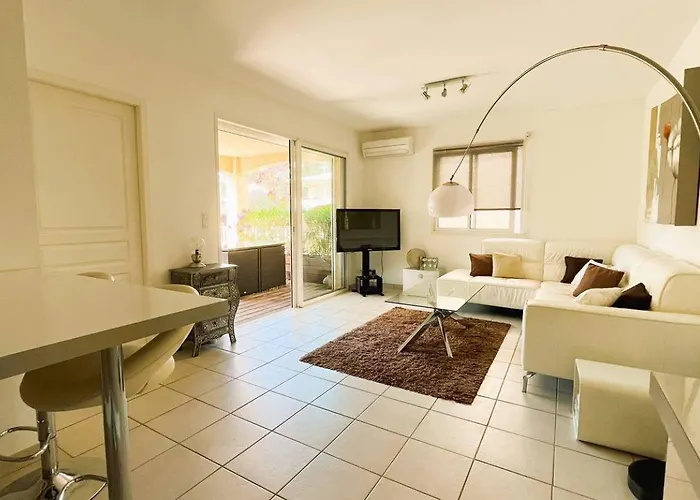 Laurel, 4 Personnes, Piscine, A 2 Min En Voiture Apartmán *