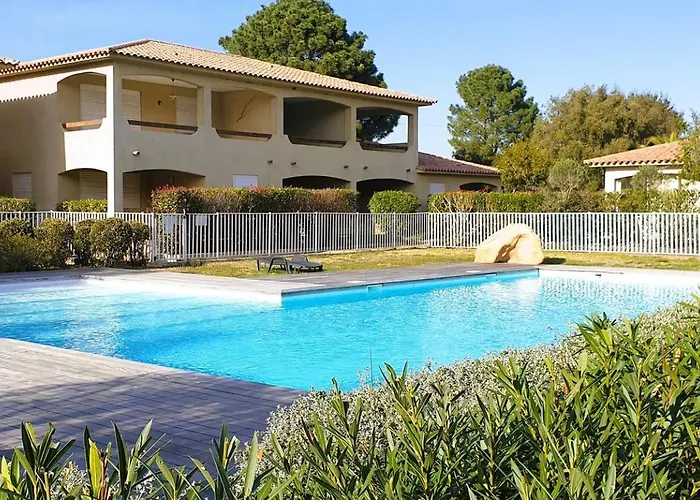 Laurel, 4 Personnes, Piscine, A 2 Min En Voiture Apartmán